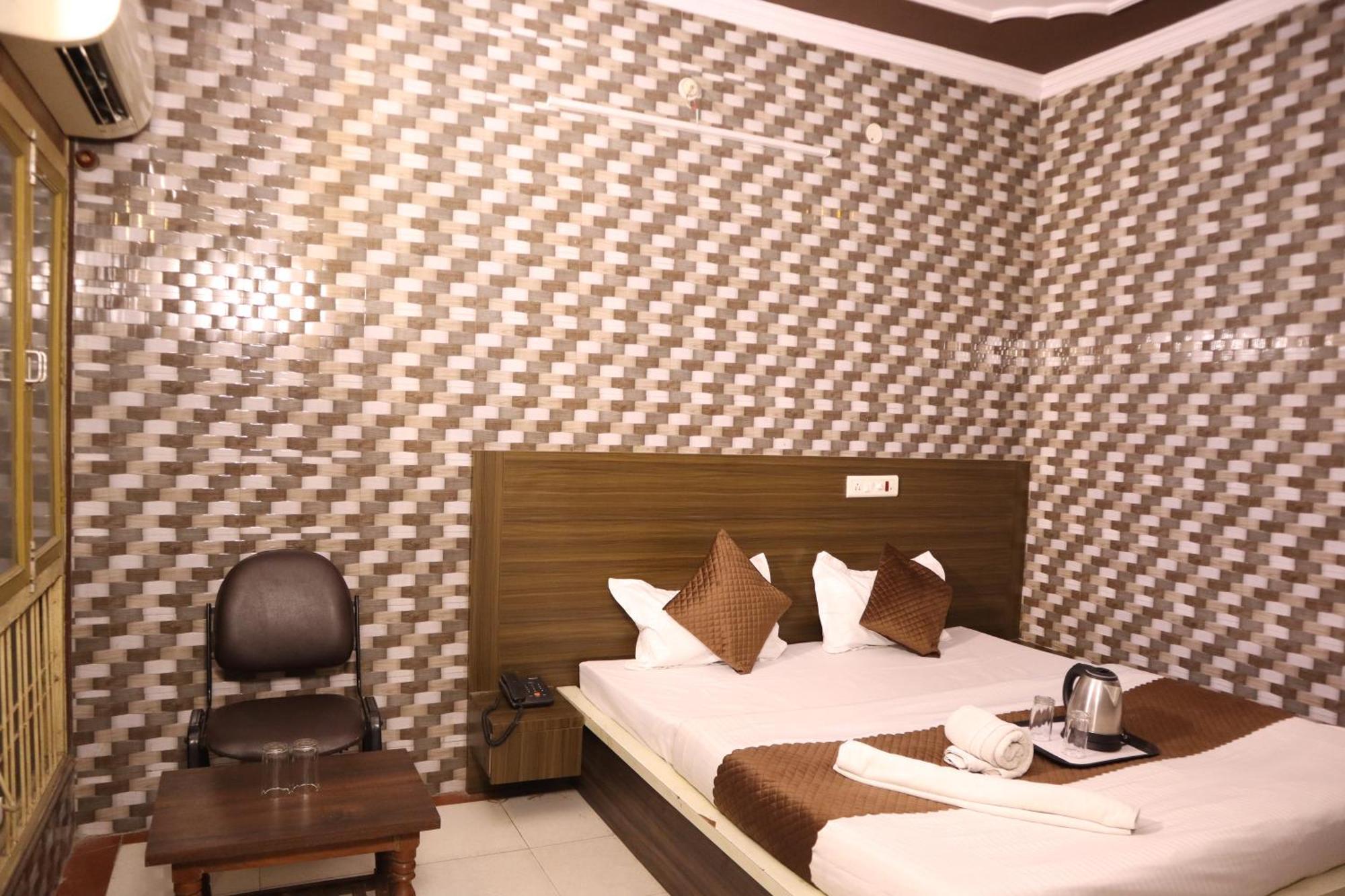 Hotel P R Palace Lakhnau Kültér fotó