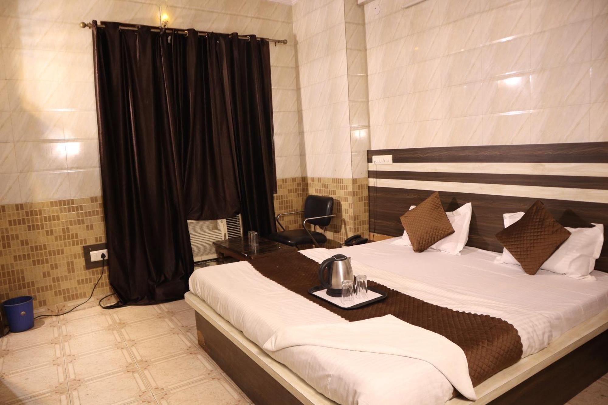 Hotel P R Palace Lakhnau Kültér fotó