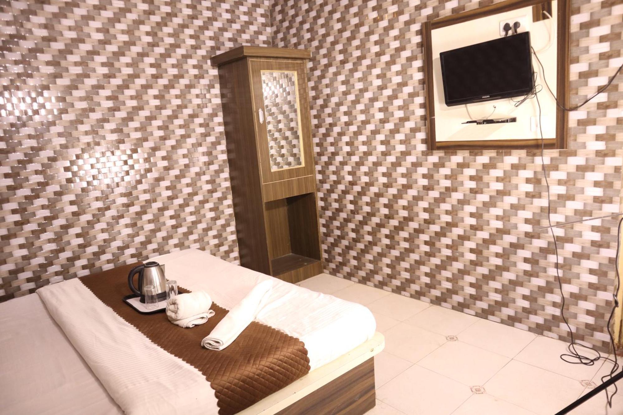 Hotel P R Palace Lakhnau Kültér fotó