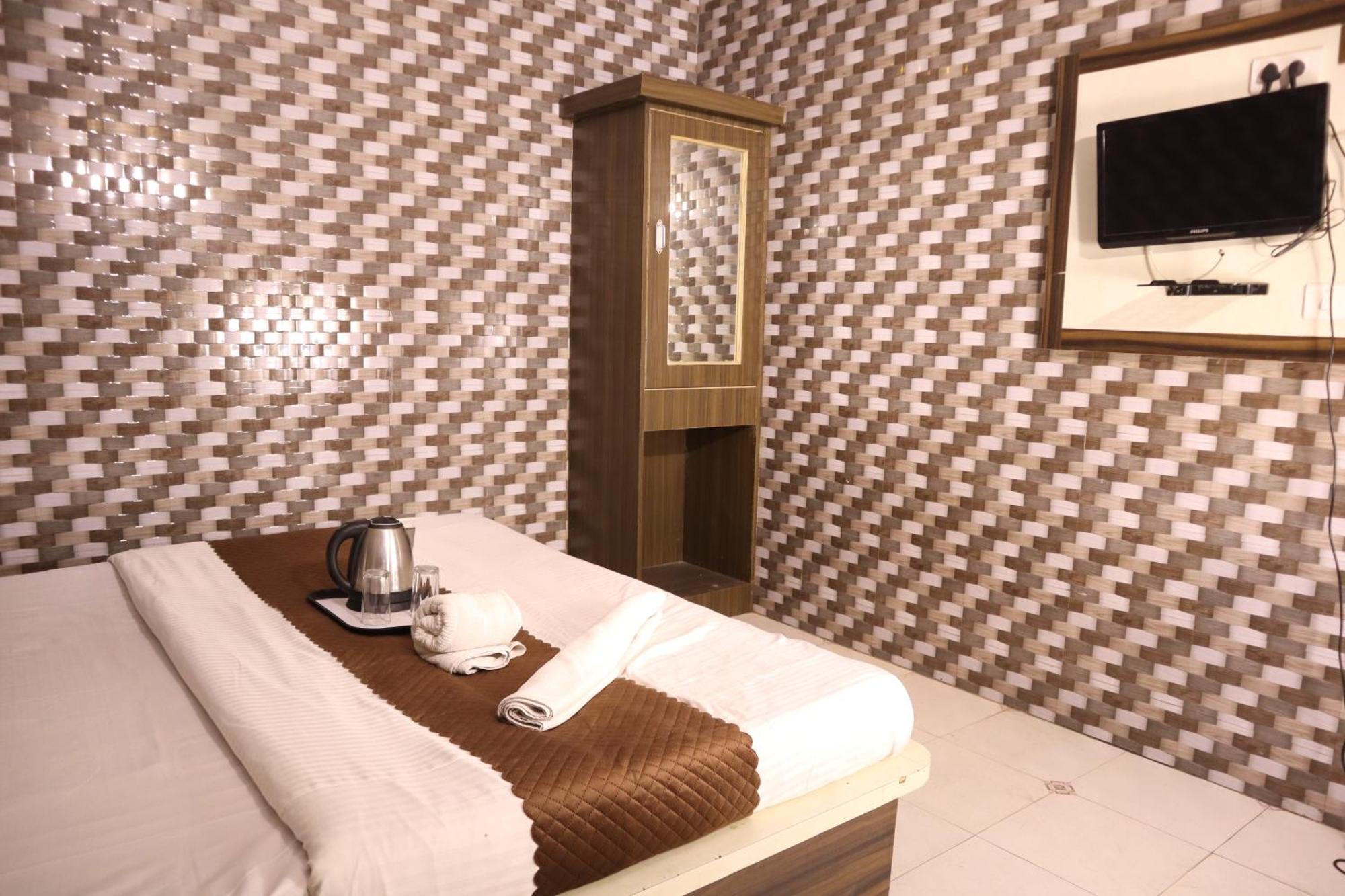 Hotel P R Palace Lakhnau Kültér fotó