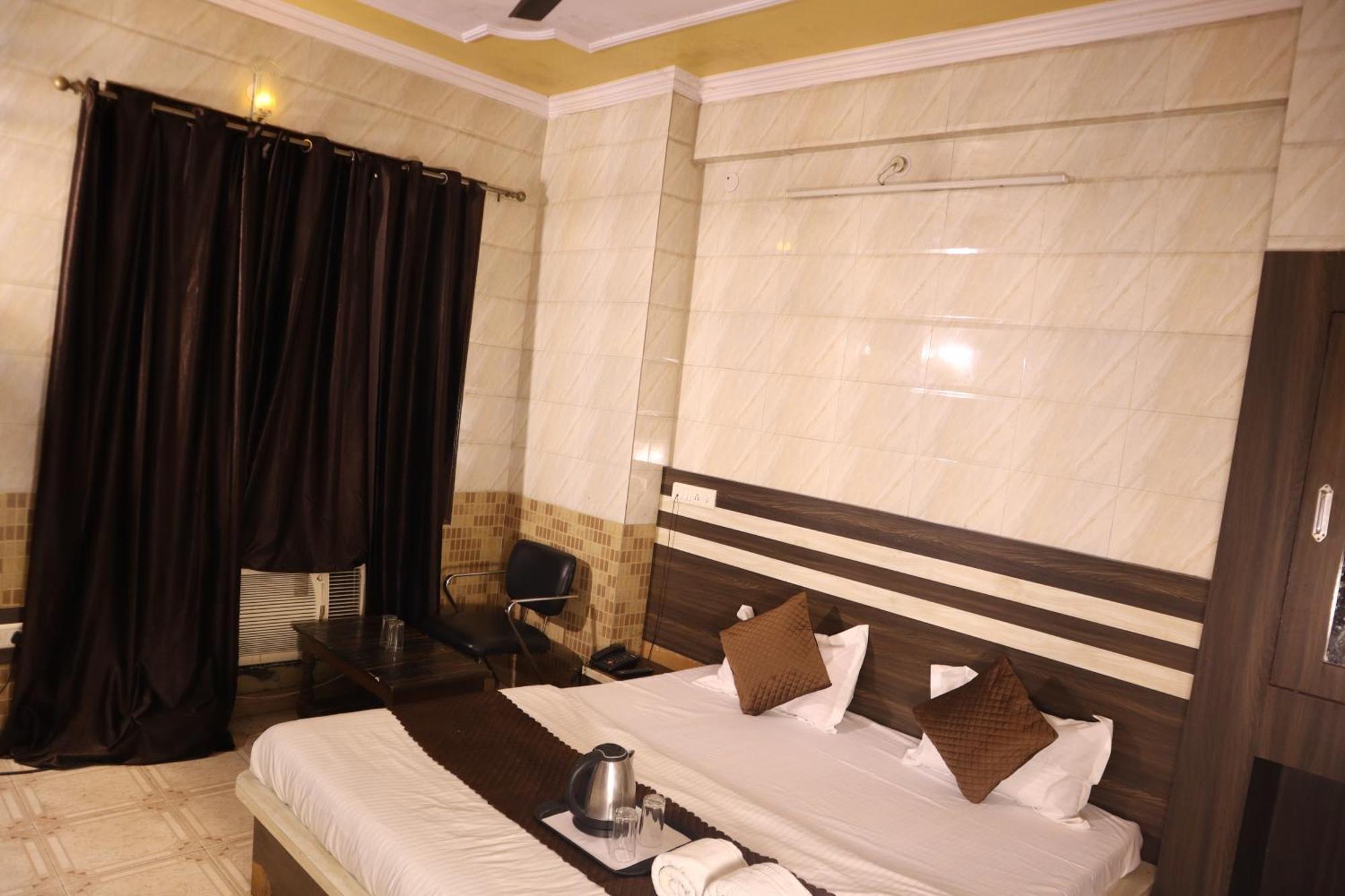 Hotel P R Palace Lakhnau Kültér fotó